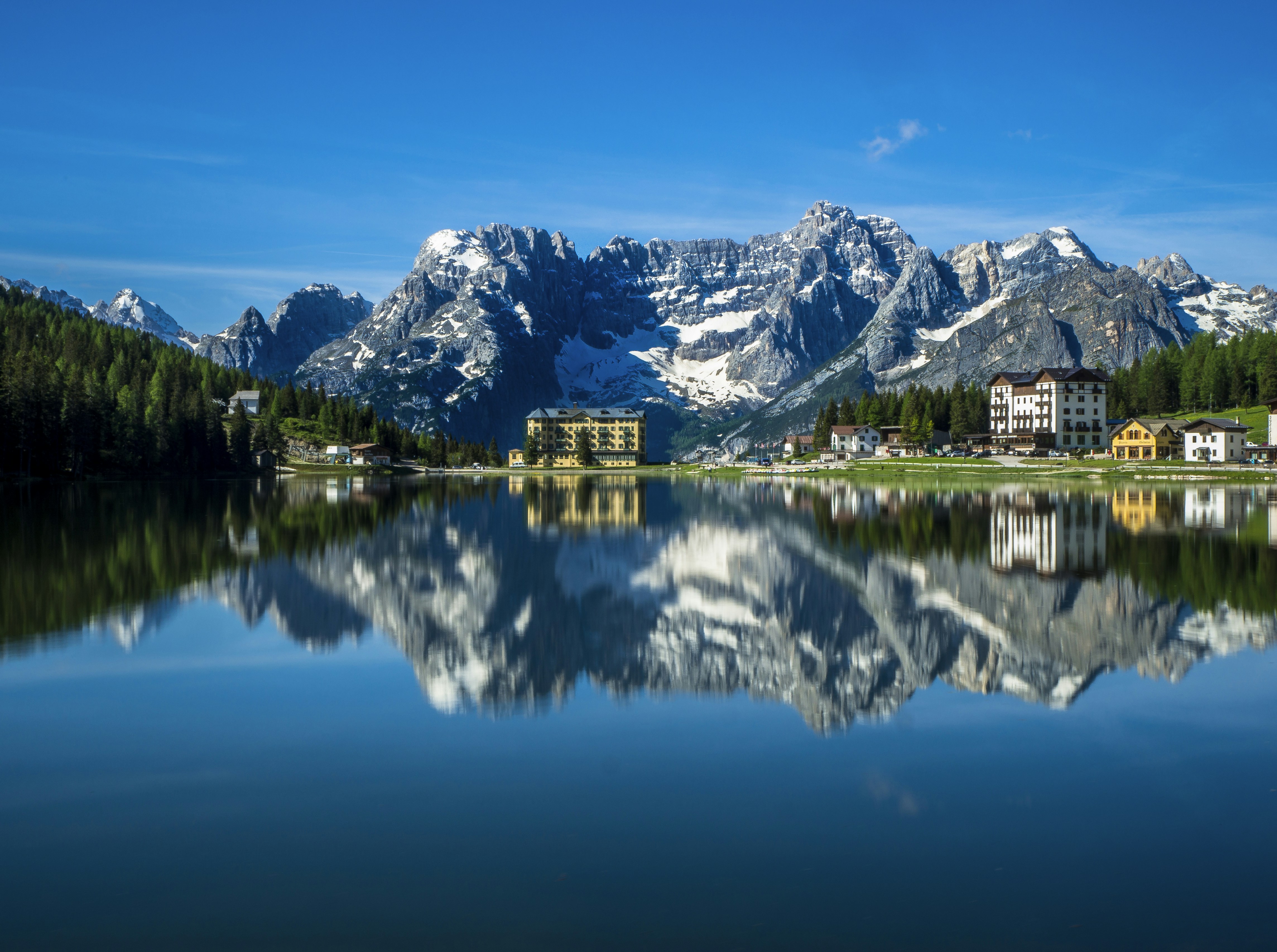 Widok na hotel nad jeziorem w górach